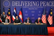 Premiér Malajzie Anwar Ibrahim, thajský premiér Anutin Charnvirakul, premiér Kambodže Hun Manet a prezident USA Donald Trump.