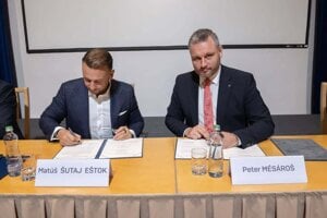 Podpis zmluvy. Vľavo minister, vpravo rektor.