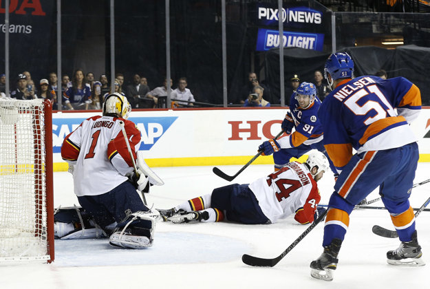 John Tavares (s číslom 91) strieľa jediný gól do siete Roberta Luonga.