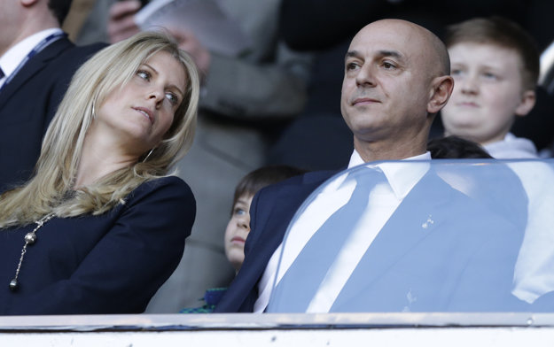 Šéf Tottenhamu Daniel Levy je s argentínskym manažérom nadmieru spokojný.