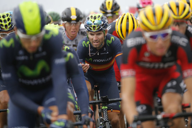 Alejandro Valverde (v strede) je naďalej lídrom bodovacej súťaže pred Petrom Saganom.