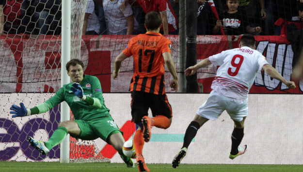 Hráč Sevilly Kevin Gameiro (vpravo) strieľa úvodný gól do bránky Šachtaru.