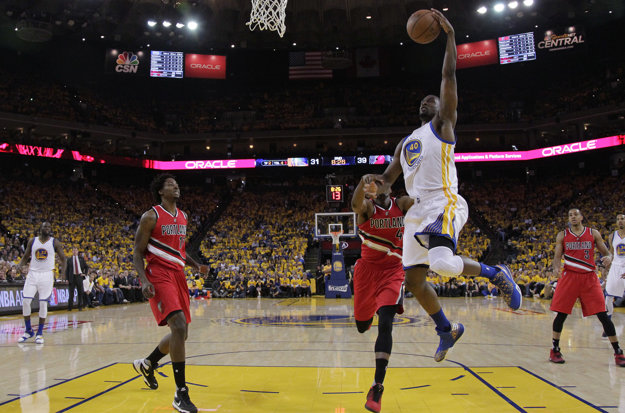 Harrison Barnes (v bielom) z Golden State zakončuje na kôš v zápase proti Portlandu.