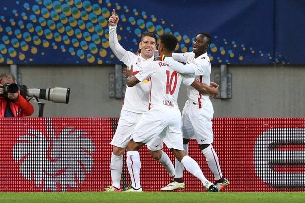 Hrdinom večera bol trojgólový Jonathan Soriano (vľavo).
