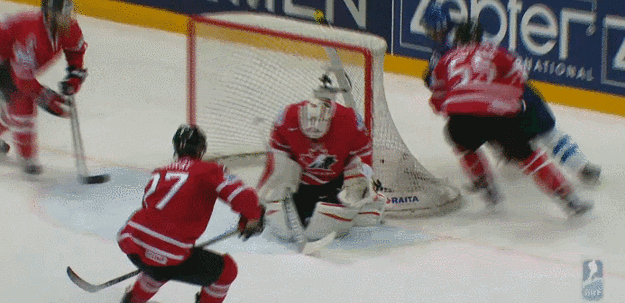 Cam Talbot zasahuje pri šanci Jussiho Jokinena.