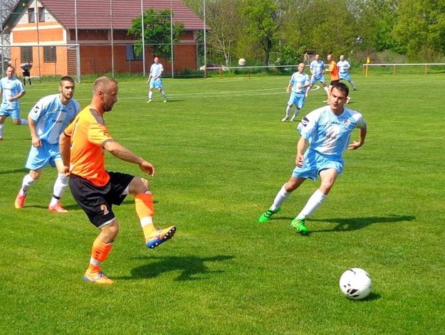 Rozohrávku Mareka Červenku sledujú Dyčania Marek Haveta a Ján Medveď. (zdroj: Ľuboš Modzga „Šuker“)