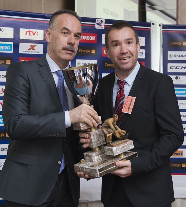 Igor Nemeček (vľavo) a Žigmund Pálffy, ktorý dostal cenu fair play za prácu s mládežou.