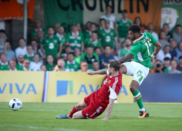 Domáci Cyrus Christie (vpravo) strieľa na bránu Bieloruska. V zakončení sa mu snaží zabrániť Michail Sivakov.