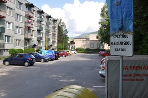 Matuškova ulica. Bez rezidentskej karty nezaparkujete.