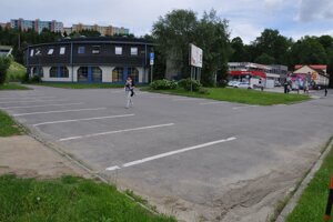 Parkovisko pred poštou.