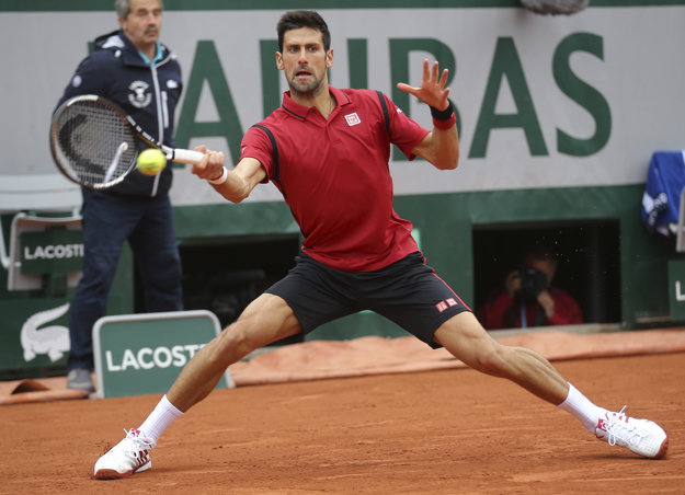 V prvom finálovom sete na Roland Garros Djokovič veľa chyboval.