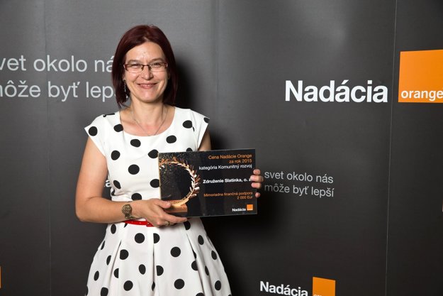 Zástupkyňa združenia Martina Paulíková pri preberaní ocenenia.
