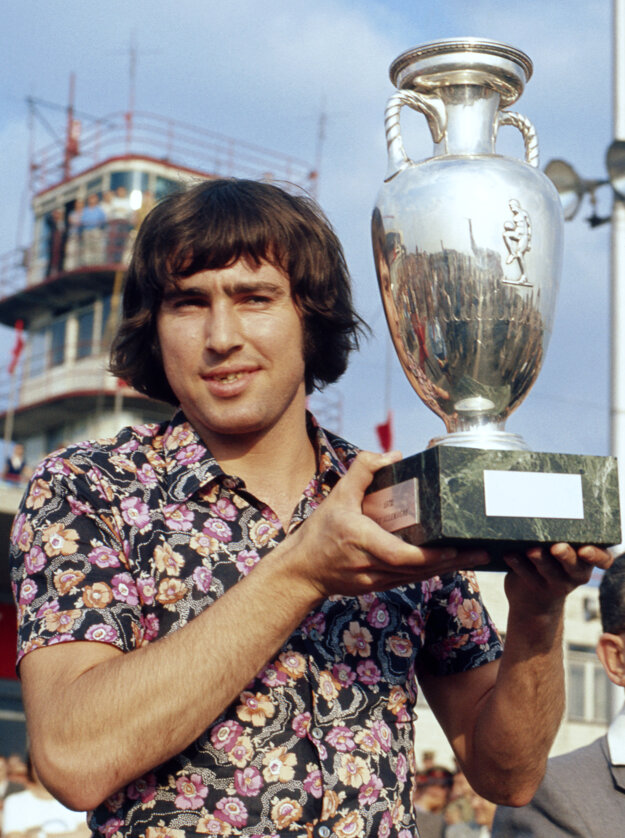 Kapitán víťazného tímu z ME 1976 Anton Ondruš s trofejou po prílete domov.
