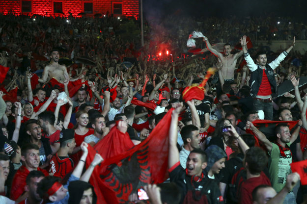 Albánci počas európskeho šampionátu pobláznili fanúšikov v Tirane.