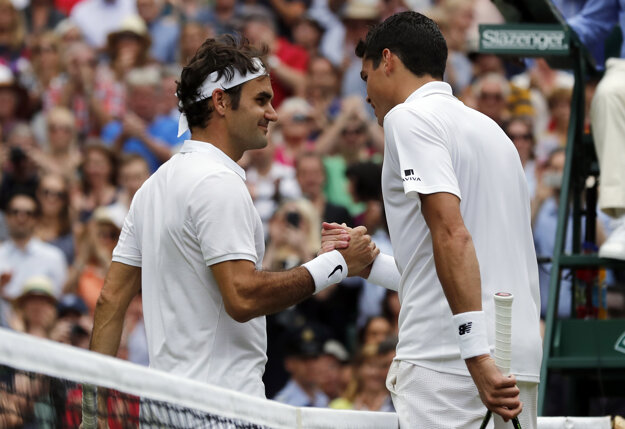O víťazovi musel rozhodnúť až piaty set. Raonic (vpravo)v semifinále zdolal Federera.