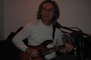 Marián Kuľhavý s neodmysliteľnou gitarou.