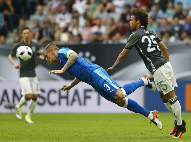 Leroy Sané (vpravo) nastúpil na EURO aj proti Slovákom.