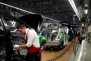 Priemysel v novembri potiahla najmä výroba dopravných prostriedkov, ktorá stúpla medziročne o 16,2 percenta. Na snímke výrobné priestory automobilky Kia pri Žiline.