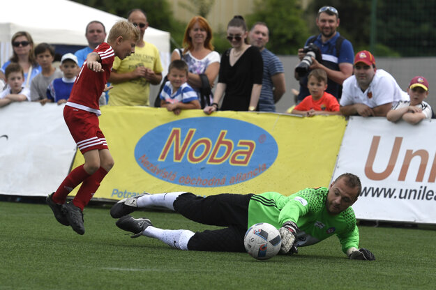 V júni si Marián Gáborík (vpravo) zahral aj futbal počas charitatívnej akcie Hviezdy deťom.