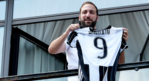 Higuaín bude od novej sezóny nastupovať v čierno-bielom drese.