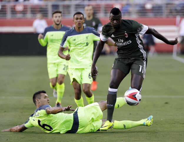 Útočník AC Miláno M'Baye Niang (vpravo) si obhadzuje stopéra Liverpoolu Dejana Lovrena. (na zemi)
