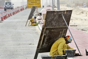 Robotníci v Dubaji sa už teraz musia chrániť pred spaľujúcim slnkom. O pár desaťročí bude situácia ešte horšia.