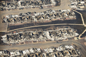Letecký záber zničených rodinných domov v meste Fort McMurray.