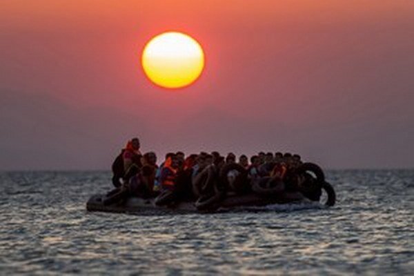 Pobrežnú stráž upozornila na migrantov rybárska loď, ktorá vzala ráno na palubu jedného stroskotanca.