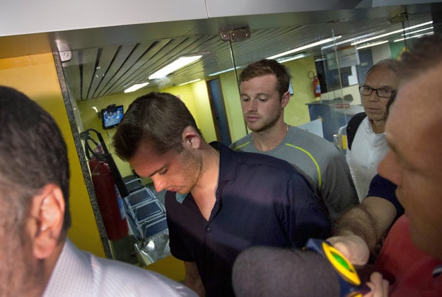 Jack Congar a Gunnar Bentz pred policajným výsluchom. Najväčšia okradnutá hviezda, Ryan Lochte, už odletel.