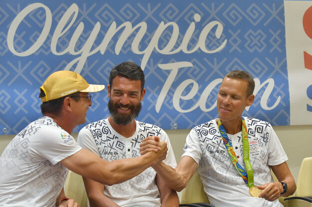 Na snímke zľava vedúci atletickej výpravy Peter Korčok, Matej Spišiak a Matej Tóth po prílete.