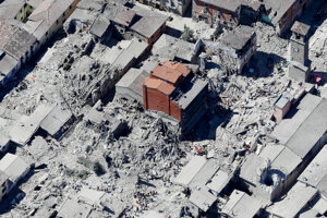 Historická časť mesta Amatrice v strednom Taliansku zasiahnutá zemetrasením.