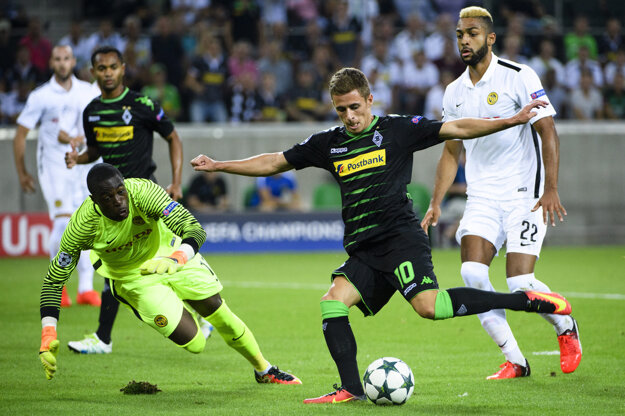 Brankár Young Boys Bern Yvon Mvogo čelí v šanci Yoricovi Ravetovi.