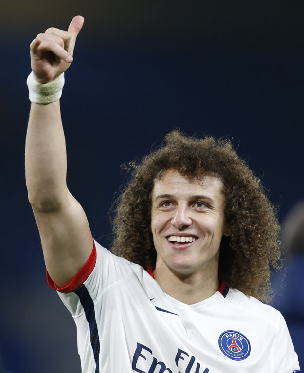 Typické gesto Davida Luiza. V PSG dohral, vracia sa Londýna.