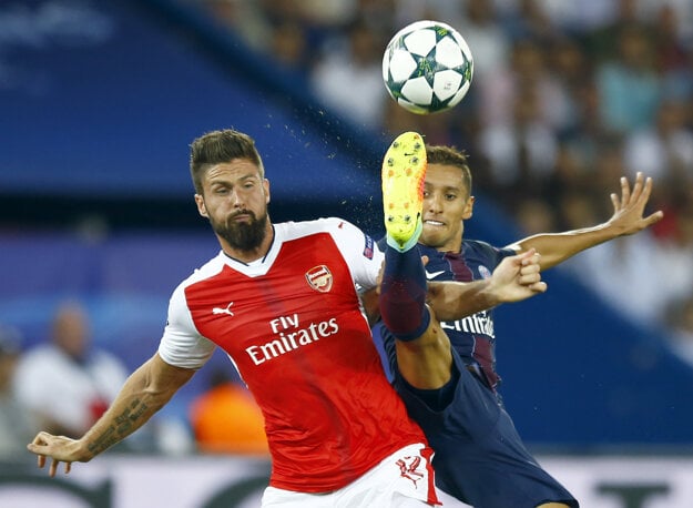 Olivier Giroud (vľavo) v súboji s Marquinhosom.