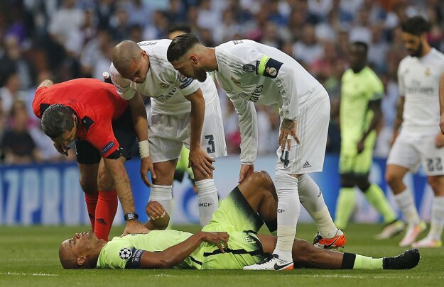 Vincent Kompany (na zemi) sa zranil v zápase proti Realu Madrid.