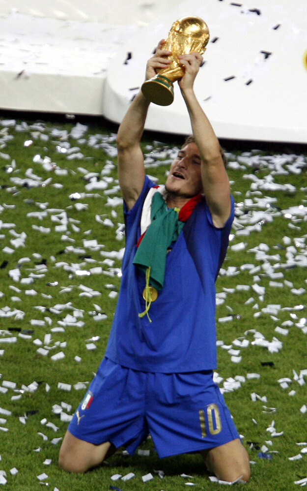Francesco Totti dvíha nad hlavu pohár za víťazstvo vo finále majstrovstiev sveta 2006.