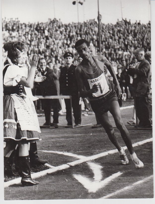 Bikila vbieha na štadión.