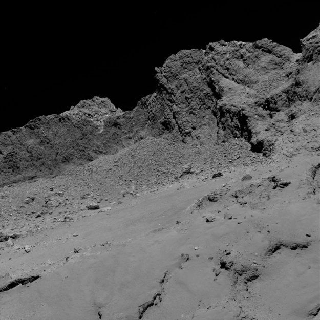 Jeden z prvých záberov z 30. septembra 2016. Rosetta je asi 16 kilometrov od povrchu kométy. Záber pokrýva zhruba 600-metrový výsek telesa.  (zdroj: ESA/ROSETTA)