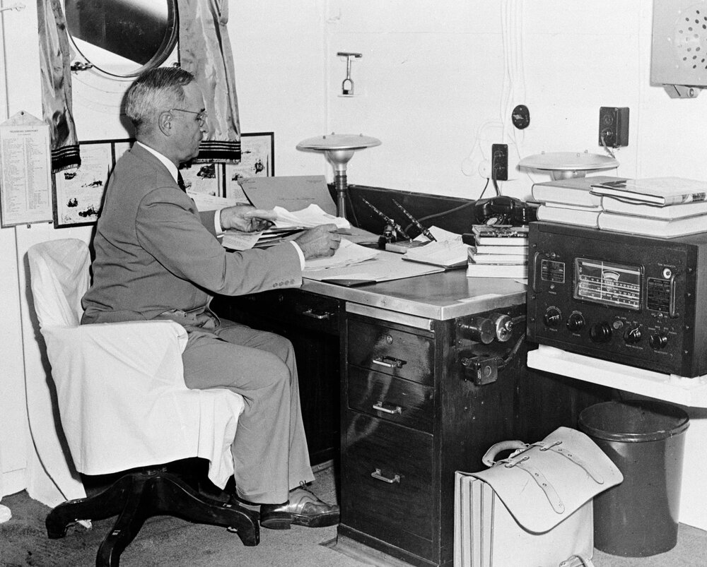 Harry Truman číta správu o prvom použití jadrovej zbrane v japonskej Hirošime.