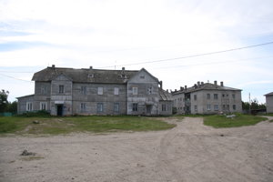 Pozostatky väzenských  barakov na Soloveckych ostrovoch.