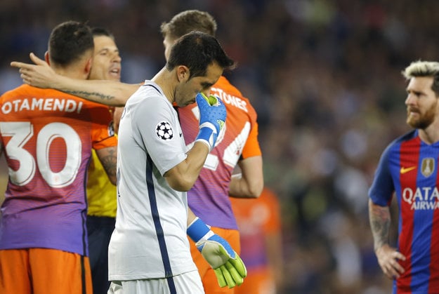 Na Camp Nou sa vrátil už v drese súpera. Brankár Claudio Bravo dostal červenú kartu.