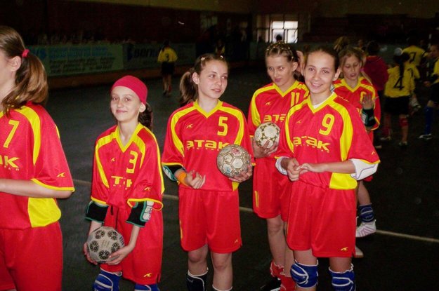 Eliška (druhá zľava s číslom 5) hrala hádzanú od 16 rokov.