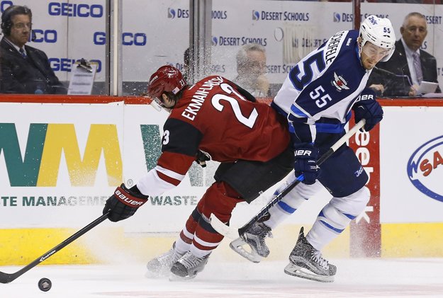 Mark Scheifele (vpravo) bojuje o puk s Oliverom Ekmanom-Larssonom z Arizony.