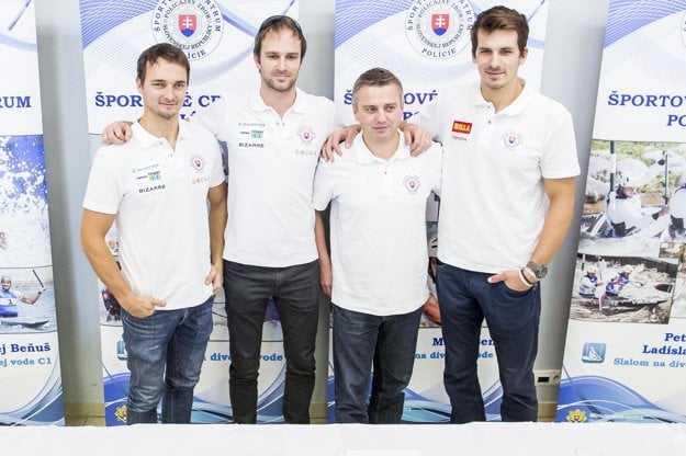 Zľava: Peter a Ladislav Škantárovci, tréner Pavel Ostrovský a Matej Beňuš.