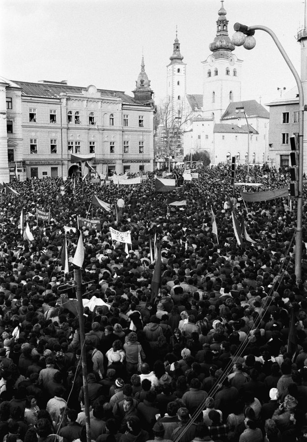 27. november 1989 v Banskej Bystrici. (zdroj: TASR)