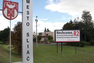 Na odpor Sliačanov proti R2 cez územie mesta upozorňovali v minulosti aj billboardy popri ceste.
