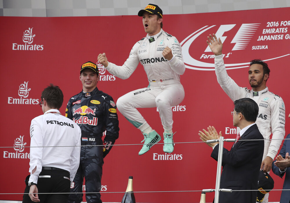 Nico Rosberg oslavuje víťazstvo na okruhu Suzuka v Japonsku.