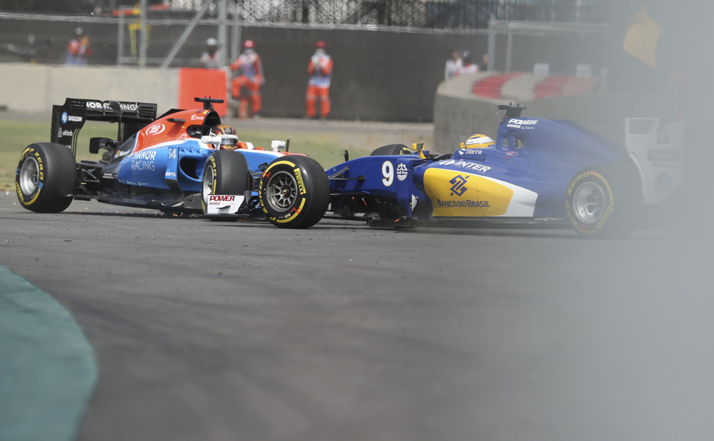 Pascal Werhlein z Manor Racing a Marcus Ericsson zo stajne Sauber po vzájomnej kolízii.