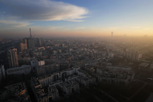 Paríž je zahalený do smogu.