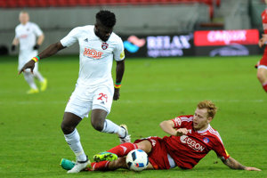 Zľava: Robert Tambe z FC Spartak Trnava a Jeffrey Ket z AS Trenčín v zápase 19. kola Fortuna ligy medzi FC Spartak Trnava a AS Trenčín. 